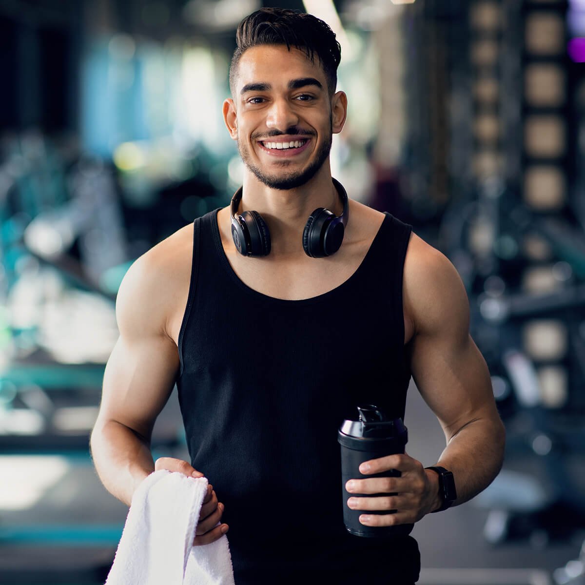 Listo para entrenar, joven árabe deportista y feliz